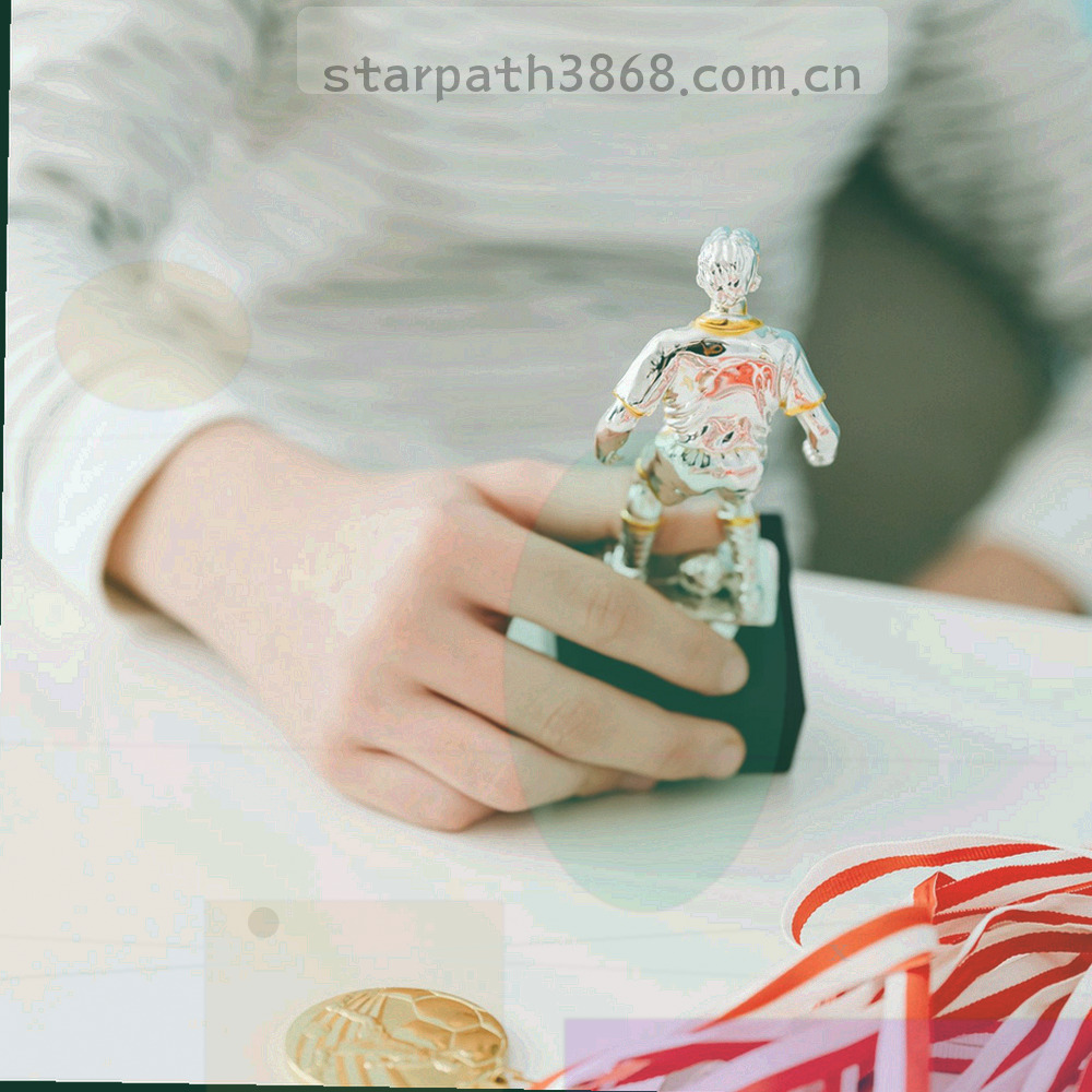 由多个明暗不一的光点组成的星群图,每个光点对应一个内容栏目